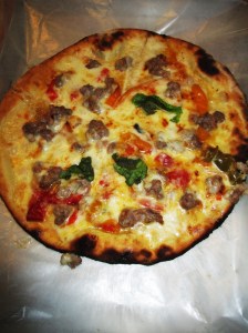 Peperoni, salsiccia e formaggi