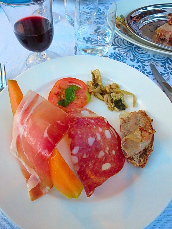 The melone e prosciutto were amazing!!